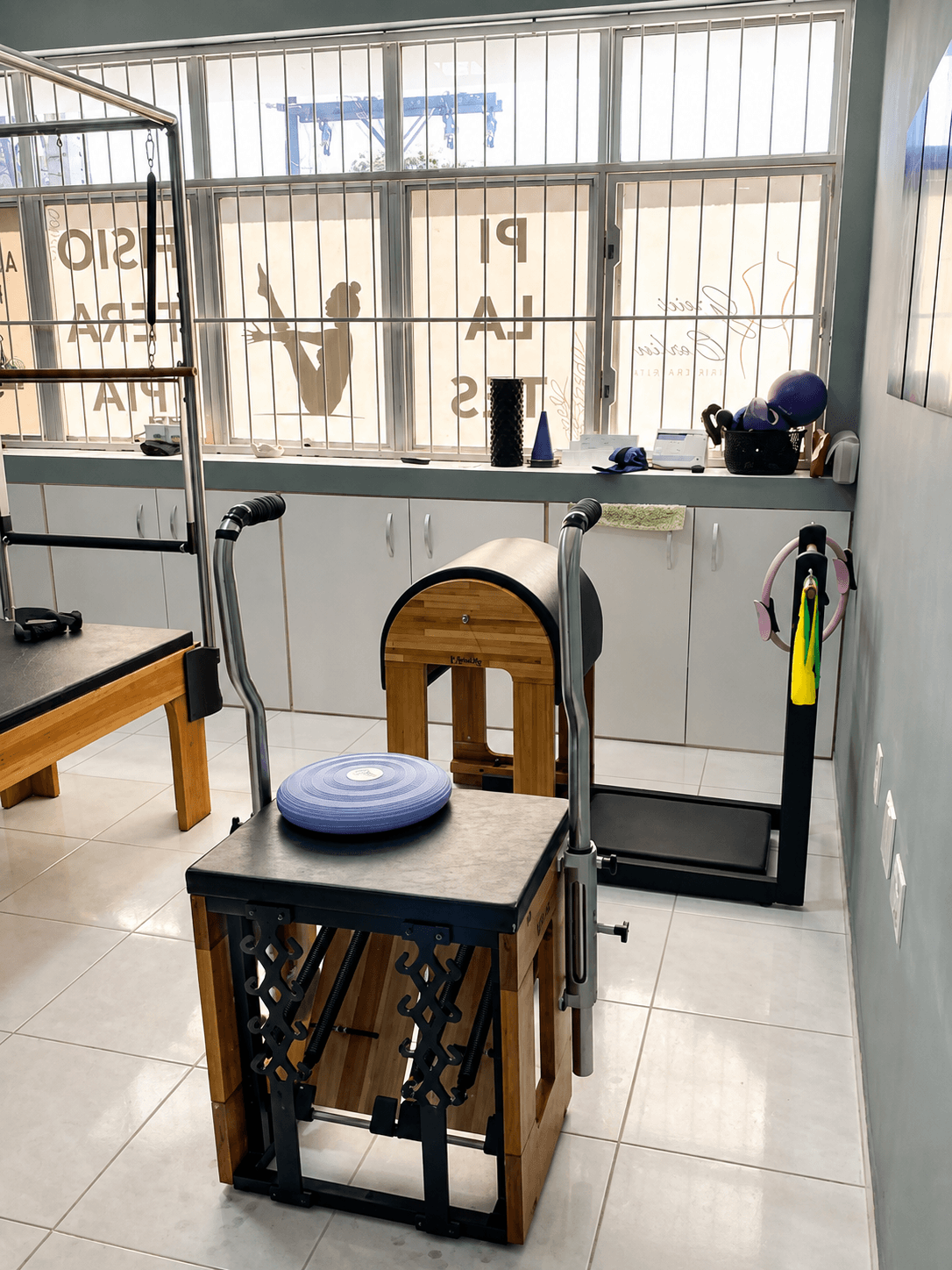 Equipamentos de pilates: chair, bosu e acessórios de treino
