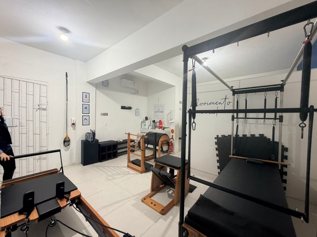 Torre Cadillac, ladder barrel e wunda chair no estúdio de pilates da Carlin Saúde Integrativa